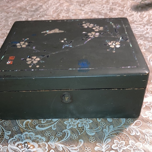 VTG ASIAN BLACK LACQUER JEWEL BOX w/MOP inlaid. $39 - Picture 6 of 12